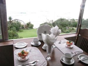 维德尼斯海滩粉红小屋旅馆的一张餐桌,享有海景