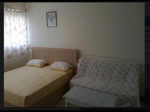 Thung Si KanThailand Taxi Apartment Hostel的小型客房 - 带2张床和窗户