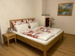 巴特奥塞Ferienwohnungen Mikula-Hubacek的一间卧室配有一张木架大床