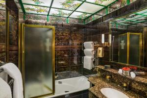 洛桑洛桑宫殿酒店的带浴缸、水槽和镜子的浴室