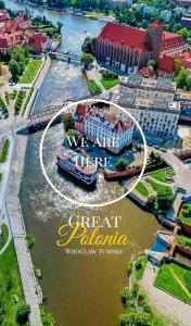 弗罗茨瓦夫Great Polonia Wrocław Tumski的一条在城市里沿着河流航行的船