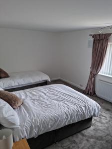 3 bedroom house-Ellesmere Port客房内的一张或多张床位