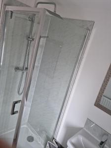 埃尔斯米尔港3 bedroom house-Ellesmere Port的浴室里设有玻璃门淋浴
