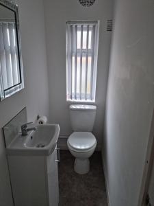 埃尔斯米尔港3 bedroom house-Ellesmere Port的一间带卫生间、水槽和窗户的浴室