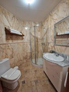 马贝拉Apartamento Marbella的带淋浴、卫生间和盥洗盆的浴室