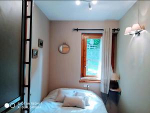 博西Apartamento en Boi的一间卧室设有一张床和一个窗口