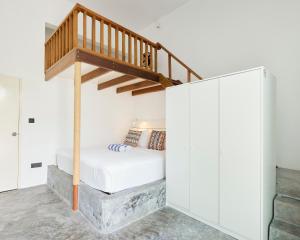 迪古拉迪古拉赫布里斯旅馆的一间卧室设有双层床和楼梯。