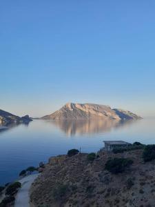 SkaliáKalymnos Skalia Mountain-Sea的山丘上房屋的湖景