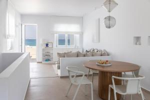 莫罗斯帕罗Citadela Paros Molos - Beachfront Maisonette with Plunge Pool的厨房以及带桌椅的起居室。