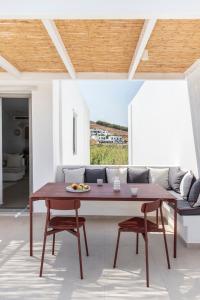 莫罗斯帕罗Citadela Paros Molos - Beachfront Maisonette with Plunge Pool的客厅配有桌子和沙发