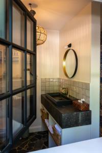 迪尔森-斯托科姆Vakantiehuis ABEL的一间带水槽和镜子的浴室