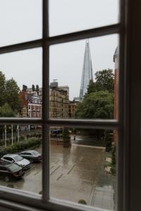 伦敦The LaLit London - Small Luxury Hotel of the World的从停车场窗户上看到的,有树冠