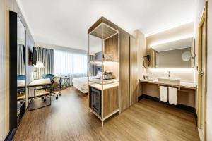 迭戈姆NH布鲁塞尔机场酒店的一间酒店客房 - 带一张床和一间浴室