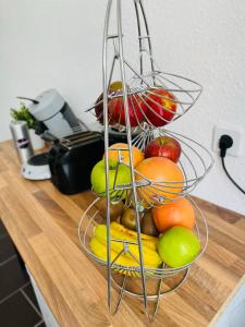 开姆尼茨KMHosting modern & gemütlich im Zentrum的柜台上一碗水果