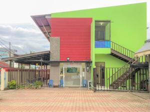索龙Hotel Lido 88 Sorong Mitra RedDoorz的色彩鲜艳的红色绿色建筑