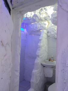 麦德林Glamping Spa & Coffee Tour的白色的浴室设有卫生间和水槽。