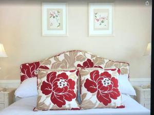 伯恩茅斯Cransley Apart Hotel的两个枕头坐在一个房间里的床顶