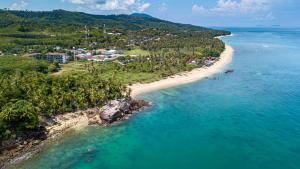 高兰Scandinavian Beach Resort的海洋海滩的空中景致