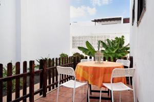 卡门港Casa Luz Elena的庭院设有围栏,配有桌椅