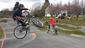 Xertigny乐斯沃迪度假屋的两个人骑着自行车在滑冰公园玩滑冰