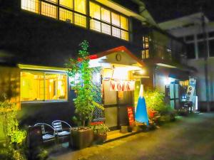 富士宫市Guesthouse TOKIWA - Vacation STAY 01074v的建筑物一侧有灯的小房子