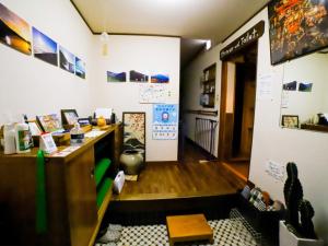富士宫市Guesthouse TOKIWA - Vacation STAY 01079v的办公室,办公室的桌子在房间里