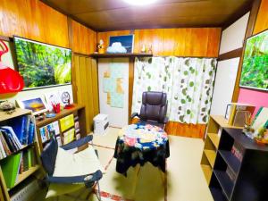 富士宫市Guesthouse TOKIWA - Vacation STAY 01079v的一间房间,里面配有椅子和桌子