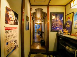 富士宫市Guesthouse TOKIWA - Vacation STAY 43369v的餐厅的走廊,有房间入口