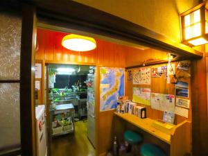 富士宫市Guesthouse TOKIWA - Vacation STAY 43369v的一间厨房里带柜台的快餐店