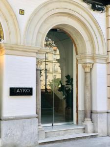 塞维利亚Hotel Tayko Sevilla的建筑物的窗户,上面有标志