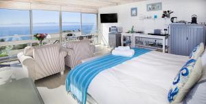 西蒙镇企鹅景旅馆的一间卧室设有一张大床,享有海景