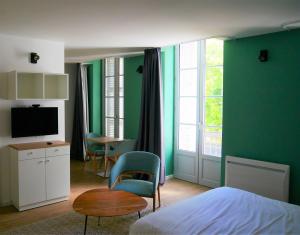 VerdelaisPremière Pierre的一间卧室设有绿色的墙壁、一张床和一张桌子