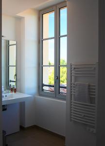 VerdelaisPremière Pierre的一间带水槽和窗户的浴室