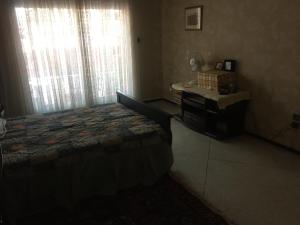 Room in Guest room - Property located in a quiet area close to the train station and town客房内的一张或多张床位