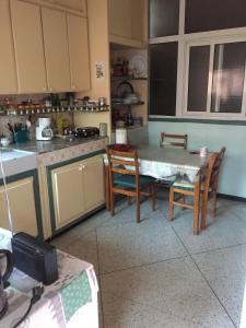 卡萨布兰卡Room in Guest room - Property located in a quiet area close to the train station and town的厨房配有桌椅