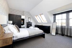 爱丁堡JOIVY Delightful 4-bed house with parking的一间卧室设有一张大床和一个大窗户