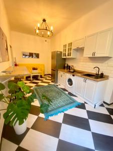克拉科夫Topolove Rooms & Apartments的厨房铺有黑白的格子地板。