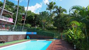 波尔兰特KAZ AMOUR的棕榈树屋前的游泳池