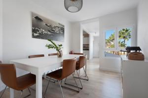 加拉奇科Casa Sol 21 A Garachico的白色的用餐室配有白色的桌椅