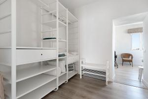 加拉奇科Casa Sol 21 A Garachico的白色的客房设有白色的架子和桌子