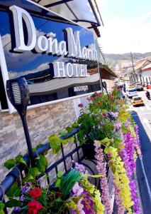 OcañaHotel Boutique Doña Maria的花鸟马洛酒店标志