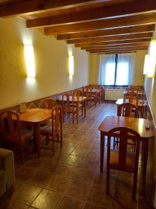 CantonigrosHostal Cabrerès的用餐室配有木桌和椅子