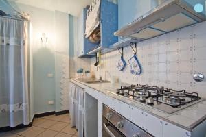 因佩里亚Case Vacanze Borgo Marina IMPERIA的厨房配有炉灶和水槽