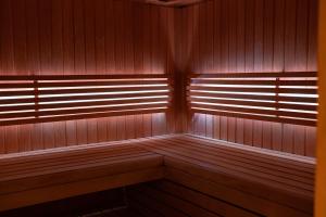 博克斯特尔Bed & Wellness Boxtel的一间设有木镶板的桑拿浴室,透过窗户享有阳光