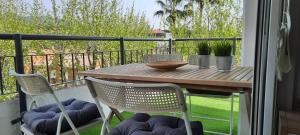 马斯诺Bell Resguard near beach & Barcelona 20 min的阳台上的木桌和椅子