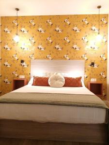 洛格罗尼奥APARTAMENTO CALMA的一间卧室设有一张黄色墙壁的大床