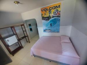 伊塔卡雷Suítes good trip itacare的墙上设有一张床和一张海报的房间