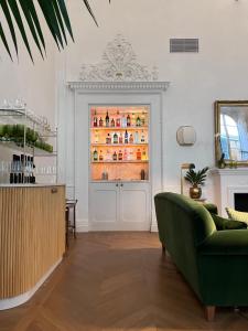 佛罗伦萨Casa G. Firenze的客厅设有绿色沙发和门。