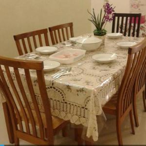 马六甲Hani Guest House Big House的桌子上放有盘子和碗