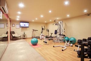 埃亚玛琳娜奈奇多Giannoulis - Santa Marina Plaza (Adults Only)的健身房设有健身器材和平面电视